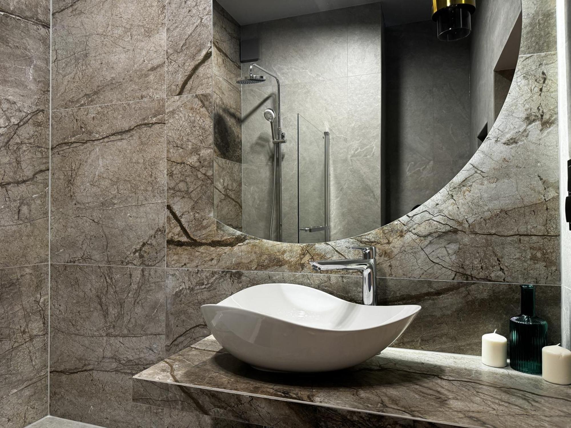 Appartamento Central, Modern & Chic Gem, Near Park! 10min To Old Town, Trumski
