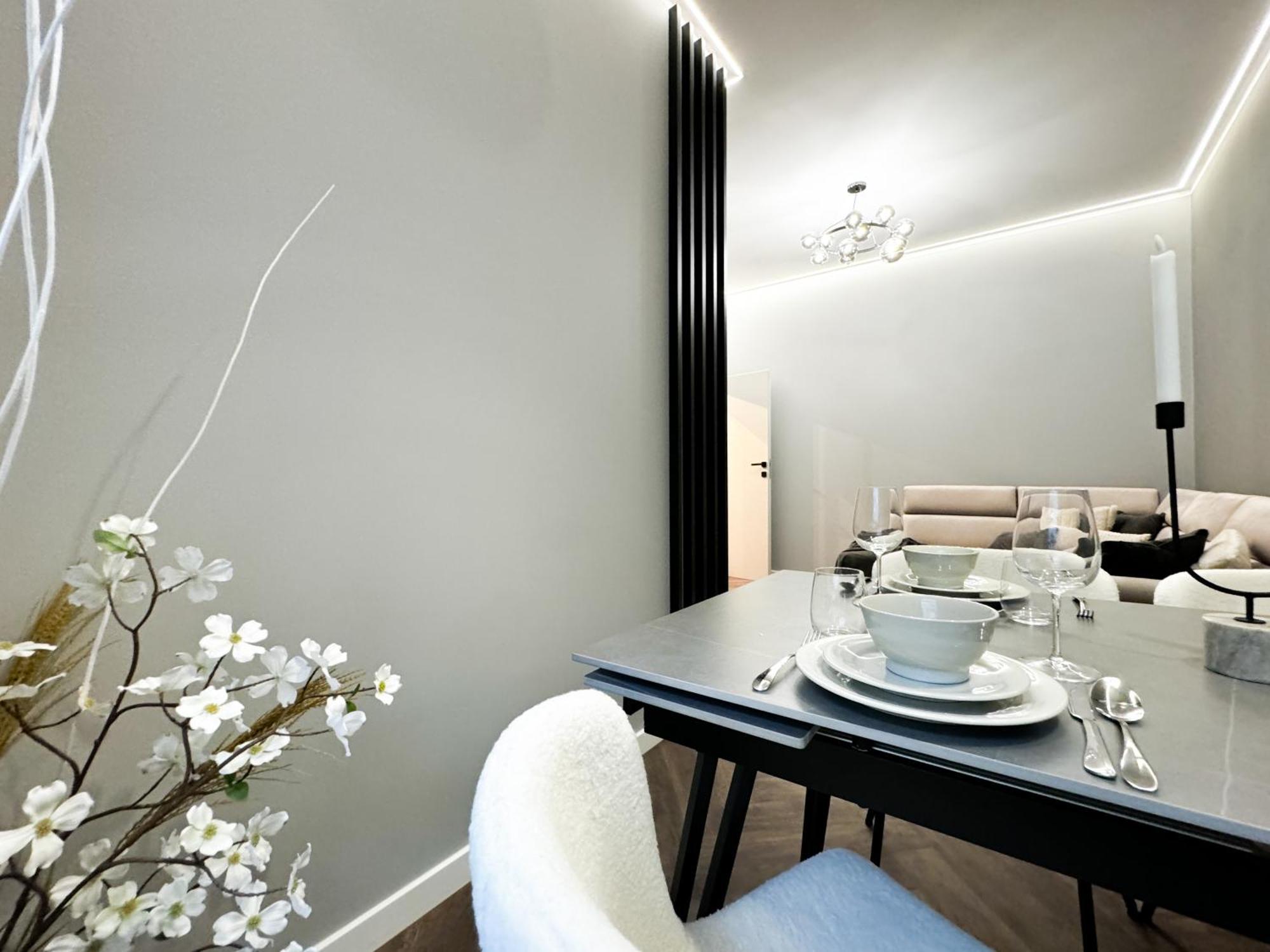 Apartment Central, Modern & Chic Gem, Near Park! 10min To Old Town, Trumski Wroclaw