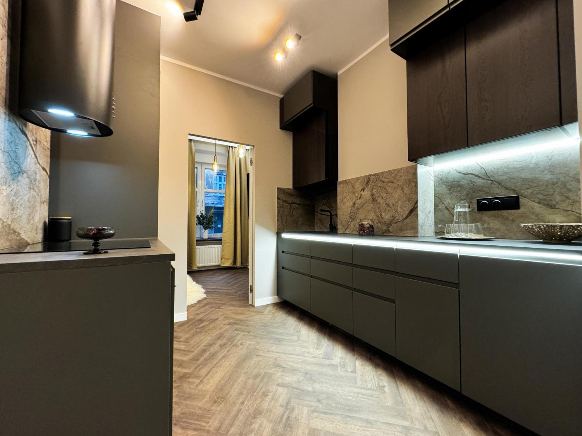 Central, Modern & Chic Gem, Near Park! 10min To Old Town, Trumski Apartment *