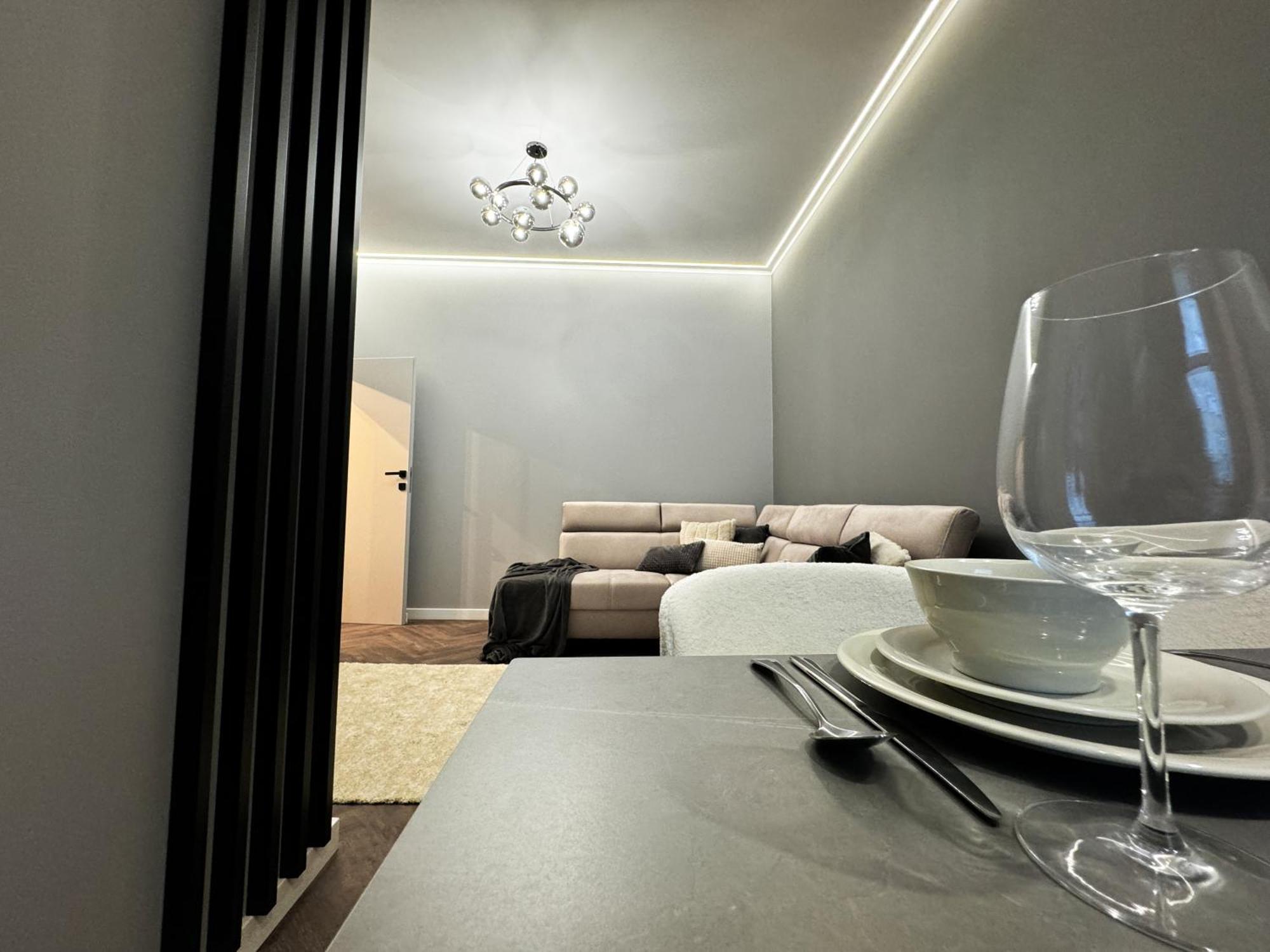 Central, Modern & Chic Gem, Near Park! 10min To Old Town, Trumski Apartment *