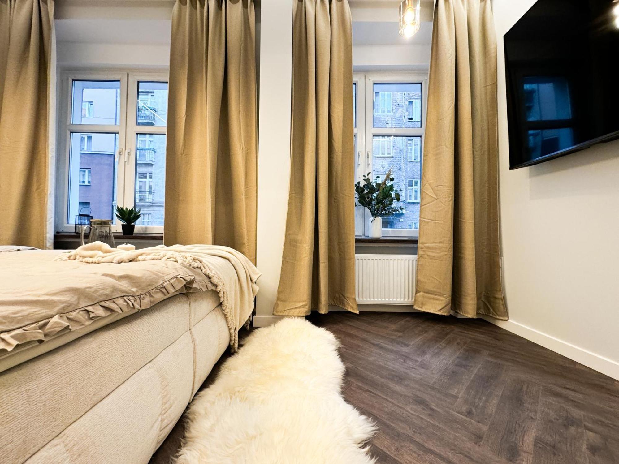 Central, Modern & Chic Gem, Near Park! 10min To Old Town, Trumski Apartment